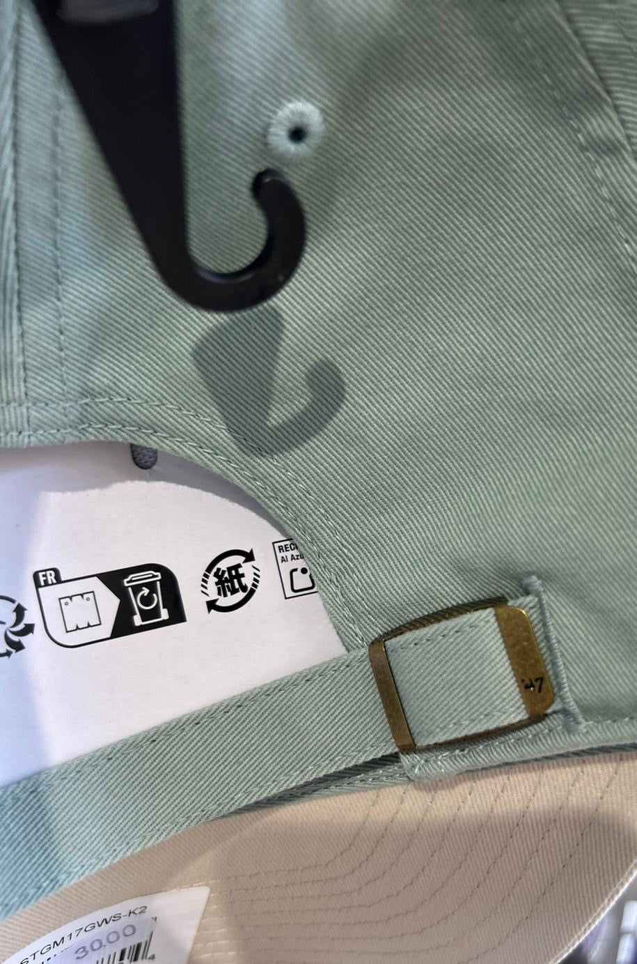 Cappello 47’ con logo piccolo.