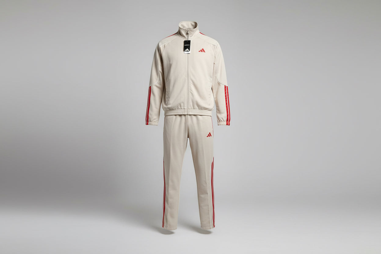 Tuta Adidas Beige con dettagli rossi.