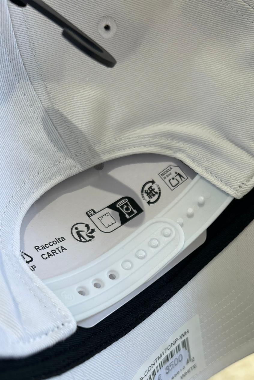 Cappello 47’ con frase tono su tono.