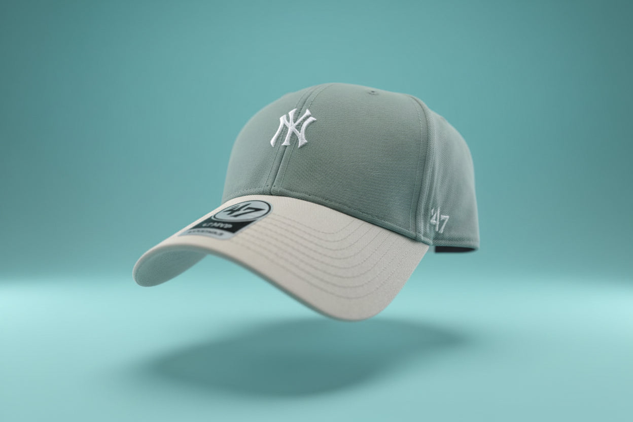Cappello 47’ con logo piccolo.