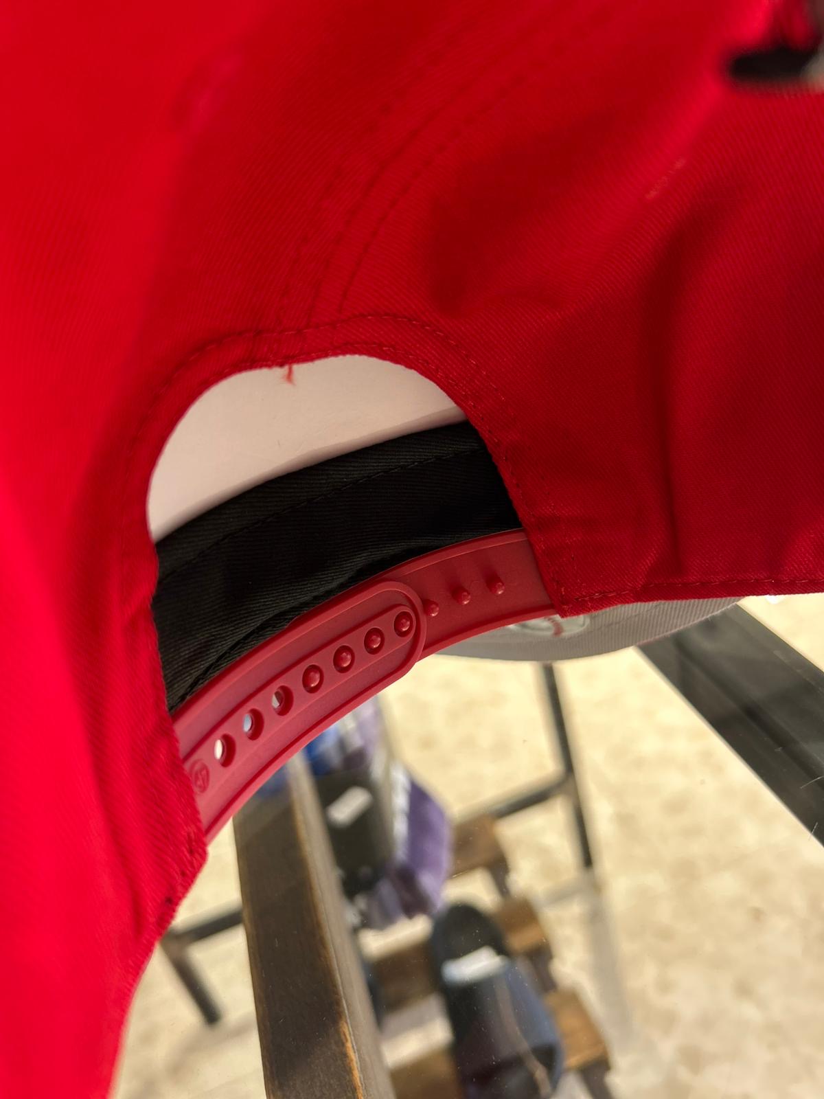 47’ cappello rosso